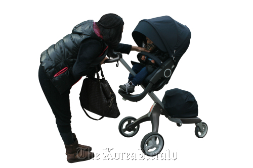 A woman pushes a Stokke stroller. (Cho Chung-un/The Korea Herald)