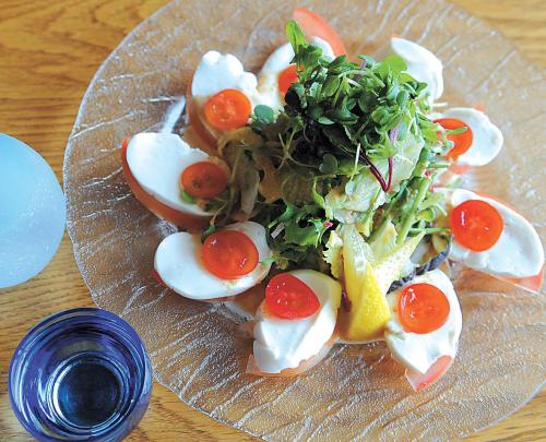 Nisiki’s “chewy” tofu and tomato salad comes dressed in a sesame seed-based sauce. (Lee Sang-sub/The Korea Herald)