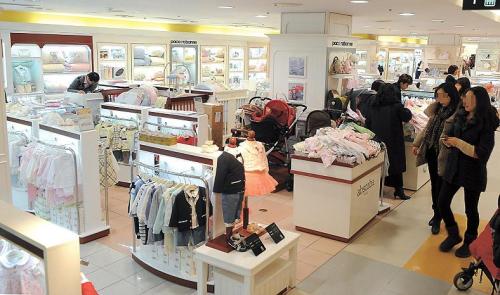 Baby products on display at Lotte Department Store in Sogong-dong, Seoul. (Lee Sang-sub/The Korea Heral)