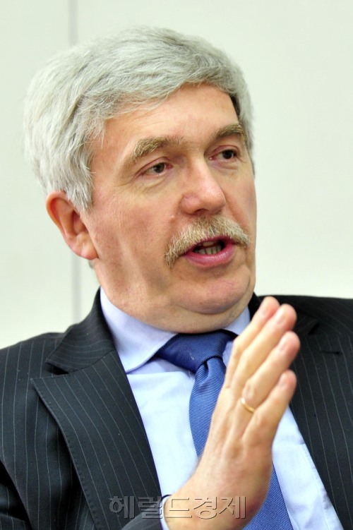 Jan Truszczynski, director-general for education and culture of the European Commission, talks about Erasmus Mundus, a European academic exchange program, in a recent interview. (Kim Myung-sub/The Korea Herald)