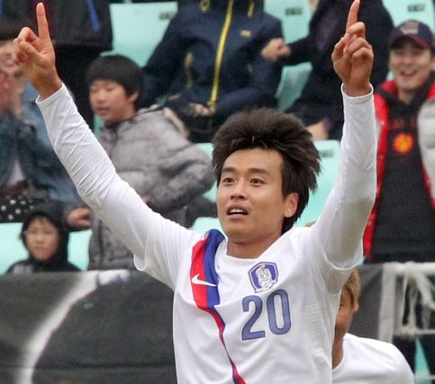 Korea’s Lee Dong-gook celebrates his goal.  (Yonhap News)