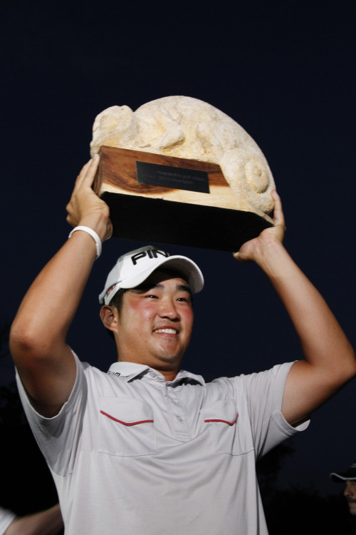 John Huh holds up his trophy after winning the PGA Mayakoba Golf Classic. (AP-Yonhap News)