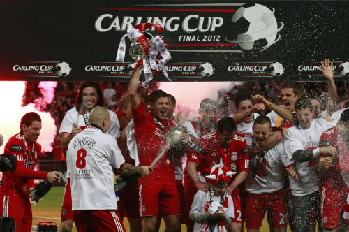 Liverpool players celebrate after winning the English League Cup. (AP-Yonhap News)