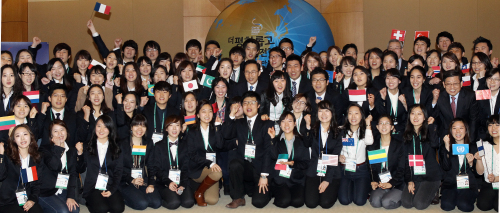 President Lee Myung-bak (center, middle) poses for photos with officials and volunteers at the organizing committee for the Nuclear Security Summit, to be held in Seoul in March. (Yonhap News)