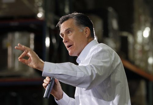 Republican presidential candidate Mitt Romney speaks at a campaign rally in Rockford, Michigan, Monday. (AP-Yonhap News)