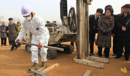 A Korea Rural Community Corporation official takes a soil sample at a park near Camp Market, a U.S. military base in Incheon, on Tuesday, in a search for pollutants. (Yonhap News)