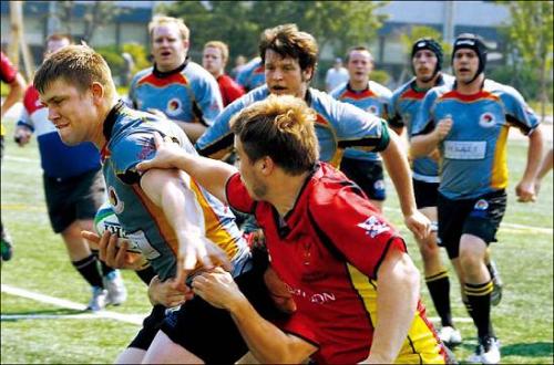 Jon Brown of Seoul Survivors carries the ball forward against Beijing Devils in the Yellow Sea Cup 2011.(Seoul Survivors)