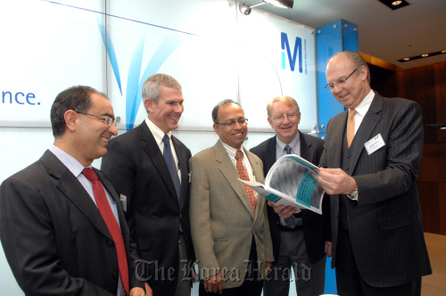 Lecturers talk with Merck Korea’s chief executive Juergen Koenig (right) at the Global Biopharma Technology and Policy Forum in Seoul on Wednesday. From left: Najib Sehat, director of Merck Millipore’s global regulatory and technical services; Gregory Blank, a bioprocess consultant; Bala Raghunath, director of Biomanufacturing Science Network for Asia; Matthew Croughan, director of the Amgen Bioprocessing Center. (Merck Korea)