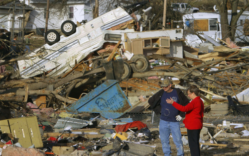 People try to salvage what they can after a tornado destroyed homes in their neighborhood in Harrisburg, Illinois on Wednesday. ( AP-Yonhap News)