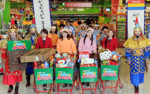 Employees at a Homeplus branch in western Seoul participate in an event to promote the retailer’s sale items. (Ahn Hoon/The Korea Herald)