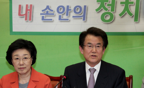Kang Chul-kyu (right), chairperson of the main opposition Democratic United Party’s nomination screening committee with the party chairwoman Han Myeong-sook. (Yonhap News)