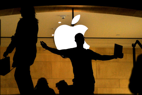 An Apple salesperson works at the Apple Store in New York City’s Grand Central Station on Tuesday. (Xinhua-Yonhap News)