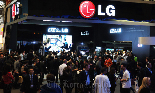 Booths of Samsung (above) and LG attract vistors at the Mobile World Congress held in Barcelona,Spain. (Park Hyun-koo/The Korea Herald)