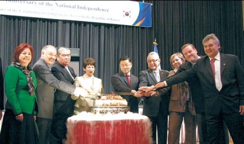 The Dominican Republic’s ambassador Grecia Fiordalicia Pichardo Polanco cuts the cake at her country’s independence day celebrations in Seoul. (Kirsty Taylor/The Korea Herald)
