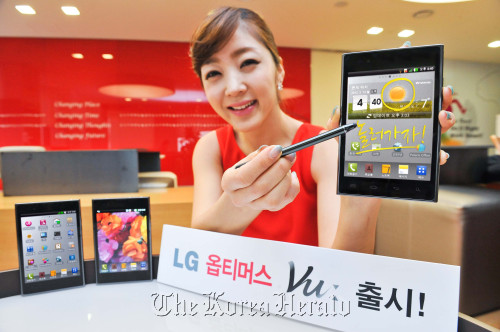A model shows the 5-inch LTE smartphone Optimus Vu. (LG Electronics)