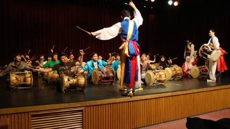 A previous class plays the janggu at the National Folk Museum in Seoul. (National Folk Museum of Korea)