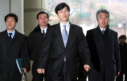 Seoul educational superintendent Kwak No-hyun (second from right) enters the courts for his appeal trial on Tuesday. (Yonhap News)