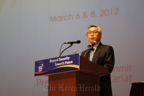 Ambassador Cho Hee-yong, secretary-general of the preparatory secretariat for the Nuclear Security Summit, speaks at an advance visit briefing at COEX in Seoul on Tuesday. (2012 Seoul Nuclear Security Summit Preparatory Secretariat)