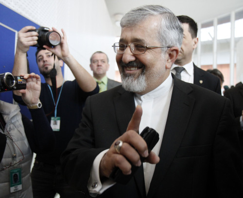 Iran’s ambassador to the International Atomic Energy Agency, Ali Asghar Soltanieh, is surrounded by media while arriving for the IAEA board of governors meeting at the International Center in Vienna on Wednesday. (AP-Yonhap News)