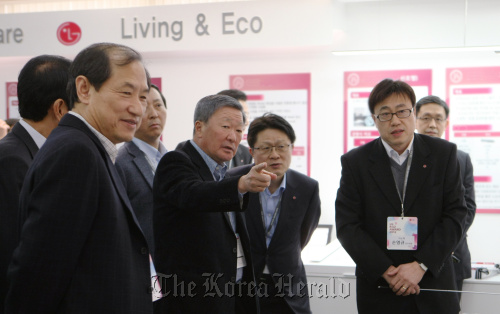 LG Group chairman Koo Bon-moo (center) points to an affiliate’s project as the group held a research and development conference, attended by heads of all LG affiliates, in Daejeon on Wednesday. (LG Group)