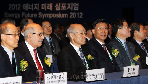 Participants attend the opening of the 2012 Energy Future Symposium at a Seoul hotel on Thursday. From left are Lee Hoe-sung, vice chair of the U.N. Intergovermental Panel on Climate Change; Mohamed ElBaradei, former head of the International Atomic Energy Agency; Kang Chang-sun, chairman of the NSSC; and Kim Jong-shin, chief executive of the KHNP. (Yonhap News)