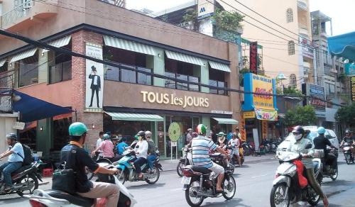 A Tous les Jours store in Ho Chi Minh. The bakery chain offers free valet parking service for bicyclists and motorcyclists. (CJ Foodville)