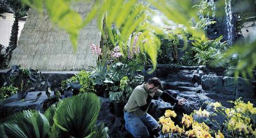 Lance Kellam with Quinlan Studios works on exhibits in the 2012 Philadelphia International Flower Show “Hawaii: Islands of Aloha,” in Philadelphia. (AP-Yonhap News)