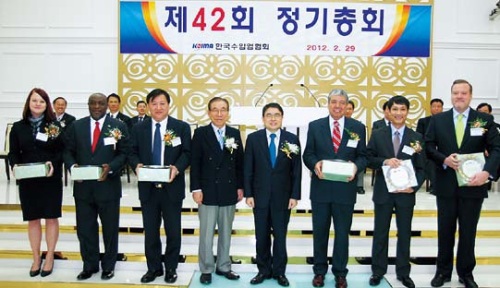 Diplomats hold plaques presented by the Korea ImportersAssociation in Seoul on Feb. 29. (Kirsty Taylor/The Korea Herald)