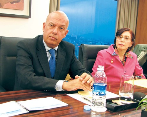 Peru’s Vice Minister of Foreign Affairs Jose Beraun and Ambassador Marcela Lopez talk to Korean media in Seoul on Thursday. (Kirsty Taylor/The Korea Herald)