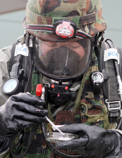 A solider practices testing for biological agents during a recent exercise in Chuncheon, Gangwon Province. (Yonhap News)