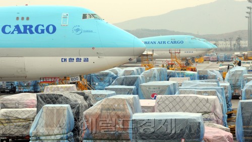 Cargo bound for export waits to be loaded onto airplanes at Incheon International Airport on Tuesday. (Kim Myung-sub/The Korea Herald)