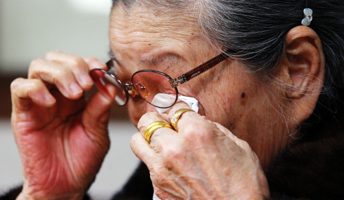 Kim Bok-dong, one of the women who were forced by Japan into sexual slavery during World War II, wipes a tear during a press conference on March 8. (Yonhap News)