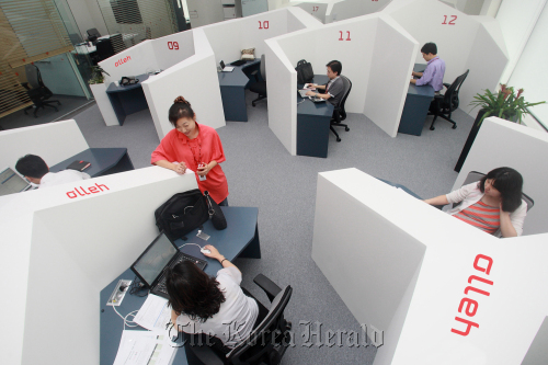 KT employees use the company’s smart working center in Bundang, Gyeonggi Province. (KT)