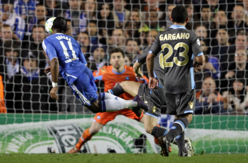 Chelsea’s Didier Drogba (left) scores against Napoli on Wednesday. (AP-Yonhap News)