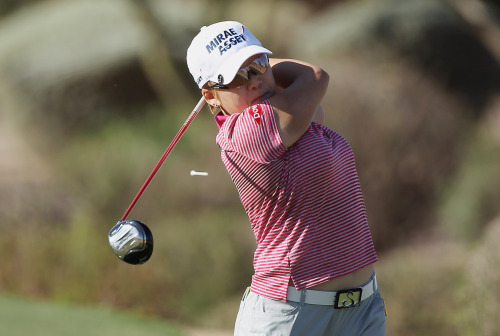 Shin Ji-yai hits her tee shot on the 12th hole during the first round of the RR Donnelley LPGA Founders Cup at the JW Marriott Desert Ridge Resort & Spa in Phoenix on Thursday. (AFP-Yonhap News)