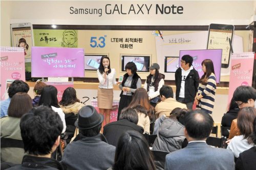 Samsung Electronics holds a class that shows people how to make full use of the handwriting feature on the Galaxy Note in southern Seoul on Saturday. (Samsung Electronics)