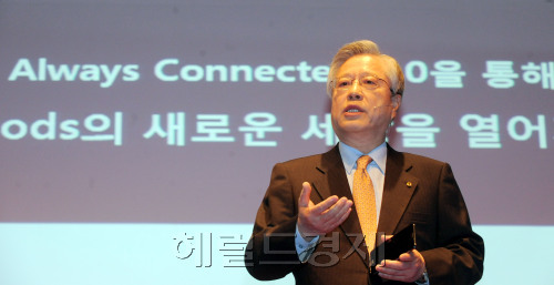 KT chairman Lee Suk-chae speaks at a news conference in Seoul on Monday. (Ahn Hoon/The Korea Herald)