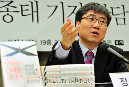 Economist Chang Ha-joon speaks during a press conference in Seoul on Monday. (Park Hyun-koo/The Korea Herald)