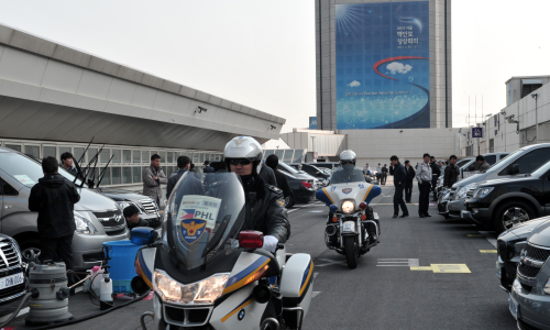 Police officers at COEX in Seoul conduct a security exercise on vehicles and motorcycles which will escort world leaders during the Seoul Nuclear Security Summit on March 26-27.(Chung Hee-cho/The Korea Herald)