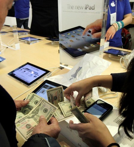 People purchase the new iPad at Apple's flagshop store, in New York, Friday (AP-Yonhap News)