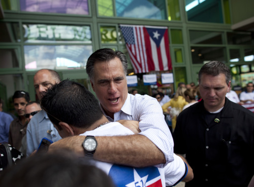 Republican presidential candidate, former Massachusetts Gov. Mitt Romney, hugs a supporter during a campaign stop in Bayamon, Puerto Rico on Saturday. (AP-Yonhap News)