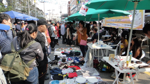 Shoppers browse stalls at a previous Foreigners’ Flea Market in Seoul. (Seoul Global Center)