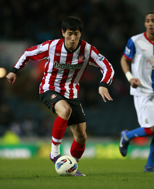 Sunderland’s Ji Dong-won in action on Tuesday. (AP-Yonhap News)