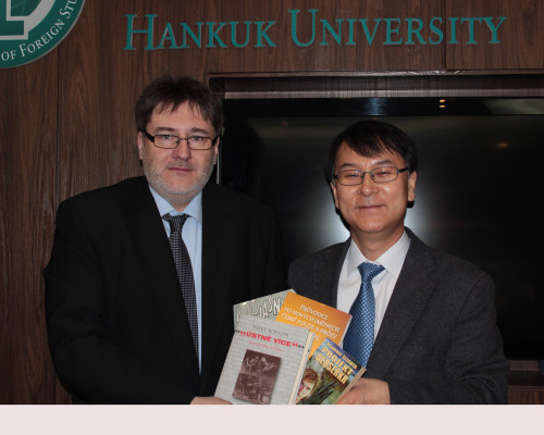 Czech Ambassador Jaroslav Olsa Jr. presents books from his country to Hankuk University of Foreign Studies vice president Lee Hyun-hwan in Seoul last week. (Czech Embassy)