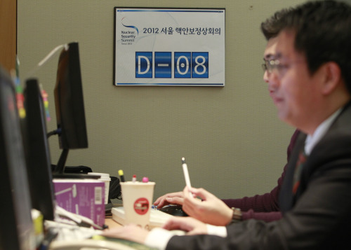 Office workers are preparing for an upcoming Seoul Nuclear Security Summit at Coex, Monday. The summit will take place from March 26-27. (Yonhap News)