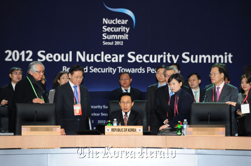 President Lee Myung-bak takes stock of preparations for the upcoming Seoul Nuclear Security Summit at COEX in southern Seoul on Thursday. (Chung Hee-cho/The Korea Herald)