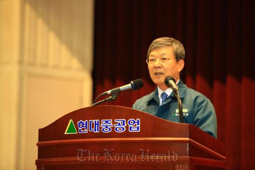 Hyundai Heavy Industries CEO Lee Jae-sung speaks at a ceremony to celebrate the company’s 40th anniversary at its headquarters in Ulsan on Thursday. (HHI)