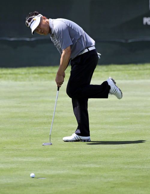 Korea’s Charlie Wi attempts a birdie putt on the 17th green on Thursday. (AP-Yonhap News)