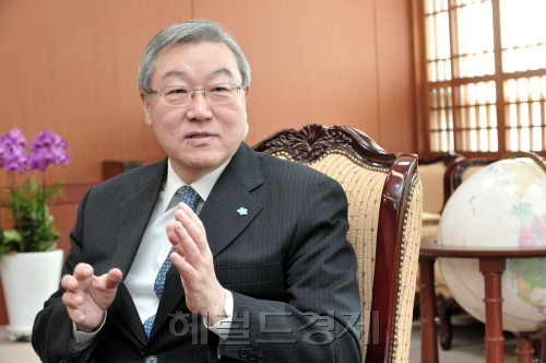 Foreign Minister Kim Sung-hwan speaks during an interview with The Korea Herald in Seoul on Tuesday. Chung Hee-cho/The Korea Herald