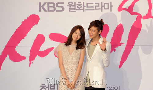 Hallyu stars Jang Keun-suk (right) and Girls’ Generation member Yoona attend a press conference for KBS’ “Loverain” at Lotte Hotel Seoul in Sogong-dong, Seoul, Thursday. (Lee Sang-sub/The Korea Herald)